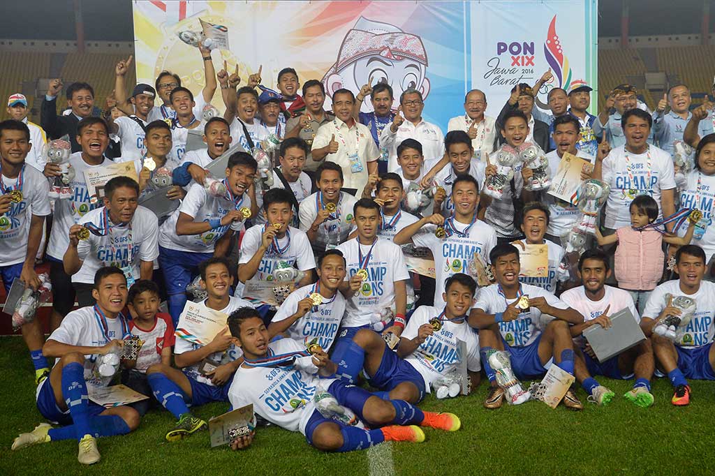 Pesepak bola Jabar menunjukkan medali emas yang mereka peroleh usai mengalahkan tim Sulsel.