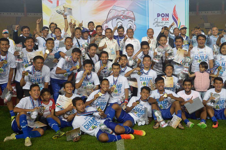 Pesepak bola Jabar menunjukkan medali emas yang mereka peroleh usai mengalahkan tim Sulsel.