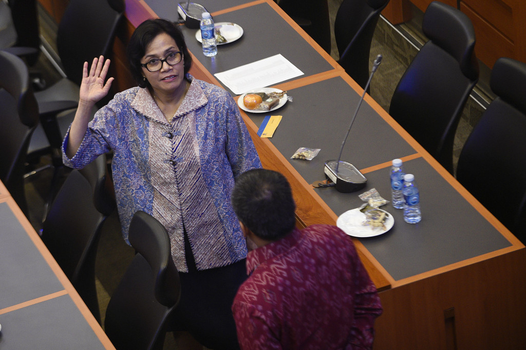 Menteri Keuangan Sri Mulyani memberi salam saat berbincang dengan anggota Badan Anggaran usai rapat kerja di Komplek Parlemen Senayan, Jakarta, Kamis (29/9/2016).