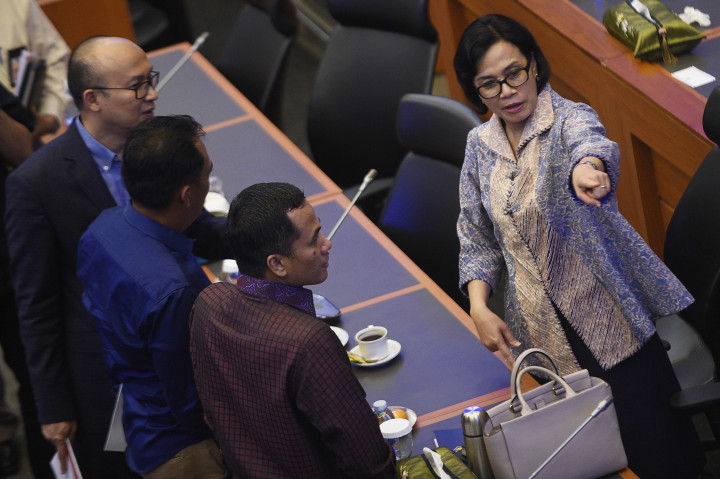 Menteri Keuangan Sri Mulyani (kanan) berbincang dengan anggota Badan Anggaran usai rapat kerja di Komplek Parlemen Senayan, Jakarta.