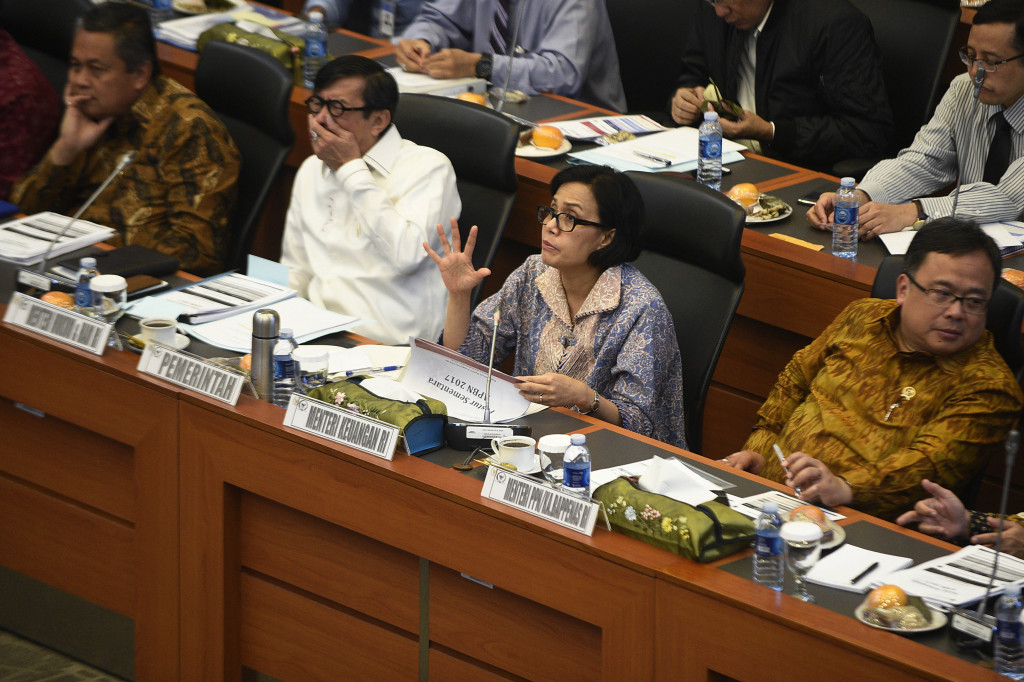 Menkeu Sri Mulyani (kedua kanan) didampingi Menteri PPN/ Kepala Bappenas Bambang Brodjonegoro (kanan), Menkumham Yasonna Laoly (kedua kiri) dan Deputi Perry Warjiyo mengikuti rapat kerja di Komplek Parlemen Senayan, Jakarta.
