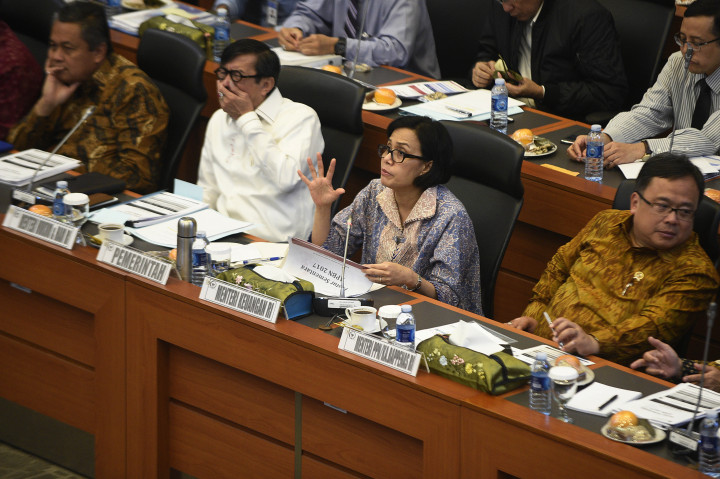 Menkeu Sri Mulyani (kedua kanan) didampingi Menteri PPN/ Kepala Bappenas Bambang Brodjonegoro (kanan), Menkumham Yasonna Laoly (kedua kiri) dan Deputi Perry Warjiyo mengikuti rapat kerja di Komplek Parlemen Senayan, Jakarta.