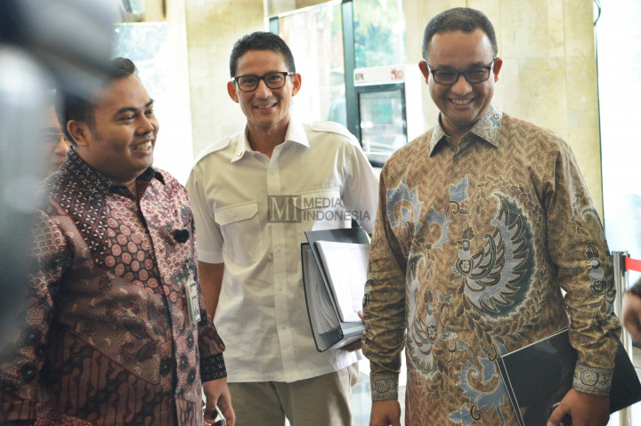 Sandiaga Uno (kedua kiri) serta Anies Baswedan (kanan) mendatangi gedung KPK, Kamis (29/9/2016) untuk menyerahkan LHKPN.