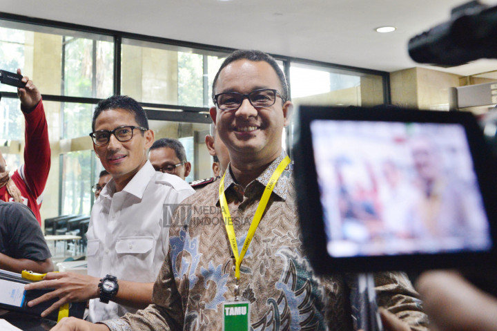 Sandiaga Uno (kedua kiri) serta Anies Baswedan (kanan) mendatangi gedung KPK untuk menyerahkan LHKPN.