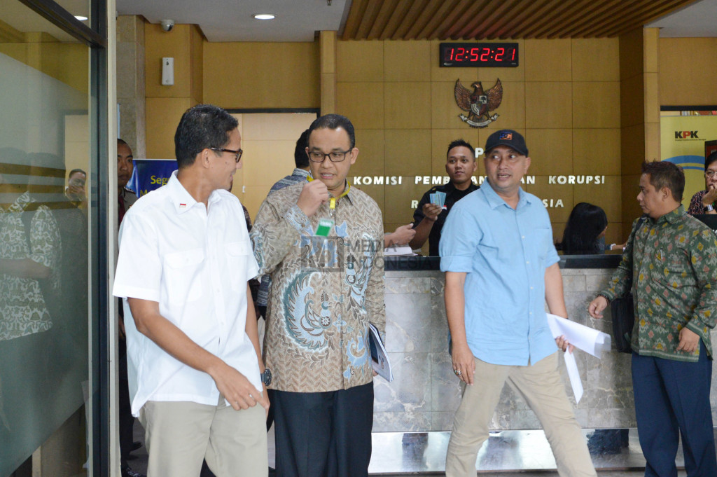 Sandiaga Uno (kiri) serta Anies Baswedan keluar gedung KPK usai serahkan LHKPN.