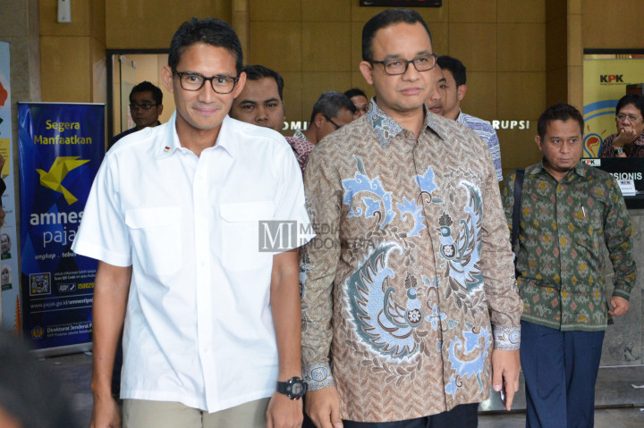 Sandiaga Uno (kiri) serta Anies Baswedan keluar gedung KPK usai serahkan LHKPN.