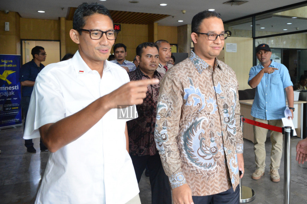 Sandiaga Uno (kiri) serta Anies Baswedan keluar gedung KPK usai serahkan LHKPN.