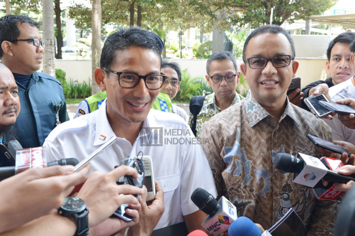 Sandiaga Uno (kiri) serta Anies Baswedan keluar gedung KPK usai serahkan LHKPN.
