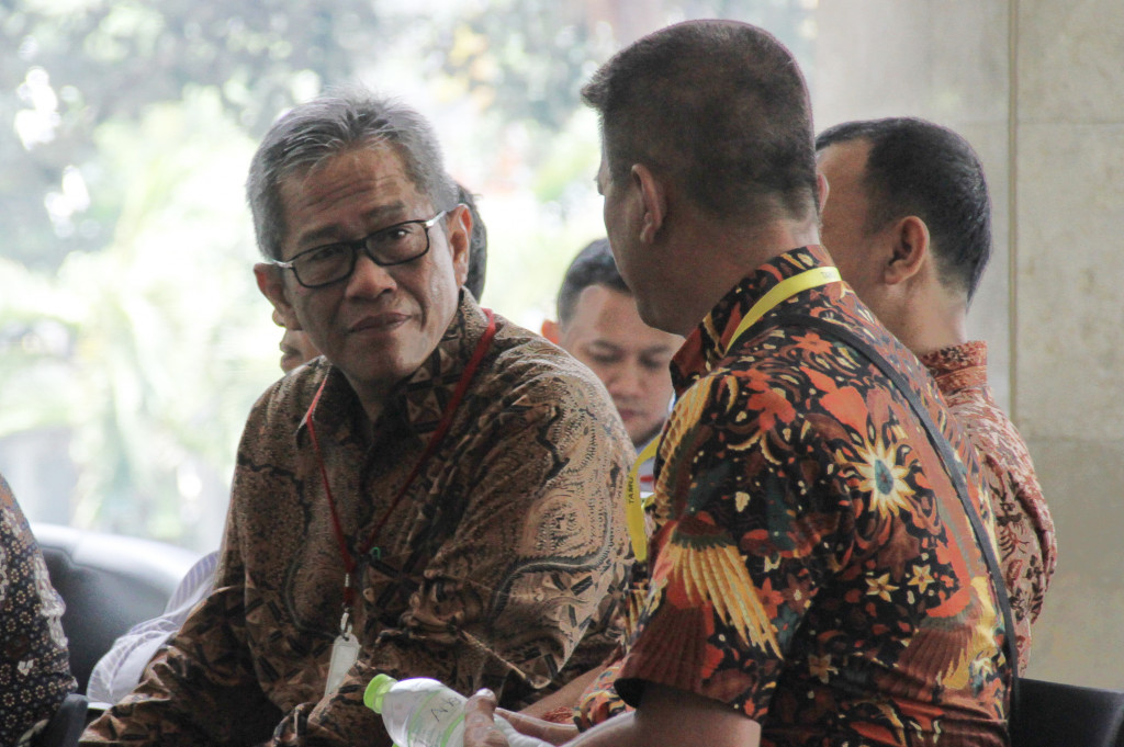 Direktur Utama Bulog Djarot Kusumayakti (kiri) saat berada di ruang tunggu sebelum menjalani pemeriksaan di Gedung KPK, Jakarta, Kamis (29/9/2016).
