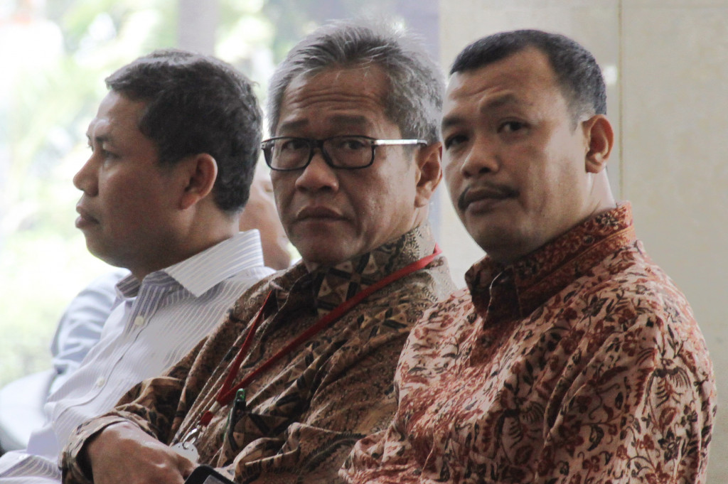 Direktur Utama Bulog Djarot Kusumayakti (kiri) saat berada di ruang tunggu sebelum menjalani pemeriksaan di Gedung KPK, Jakarta, Kamis (29/9/2016).