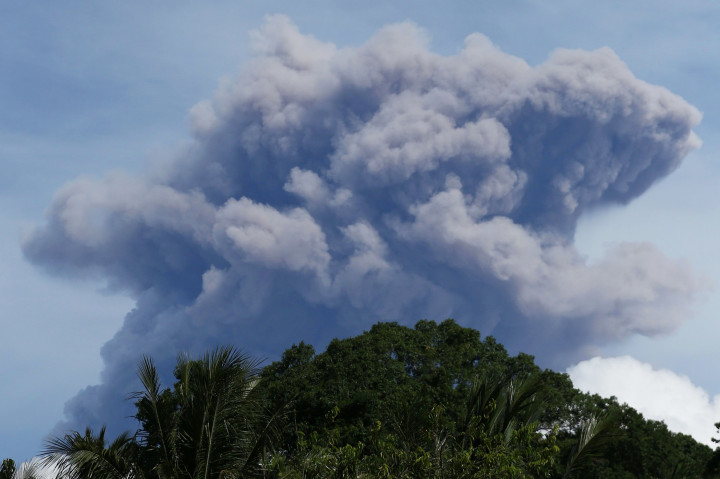 Gunung Barujari lontarkan abu vulkanik setinggi 2000 meter, Selasa (27/9/2016).