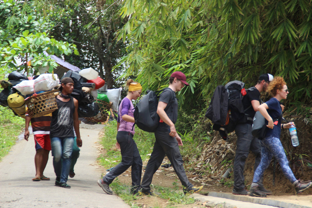 Ratusan wisatawan asing tiba di Pos Senaru usai dievakuasi dari Gunung Barujari di Taman Nasional Gunung Rinjani, NTB, Kamis (29/9/2016).