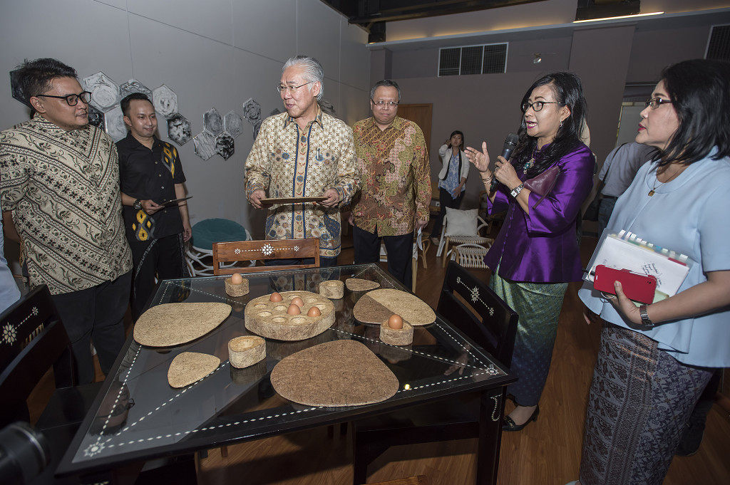 Menteri Perdagangan Enggartiasto Lukita (ketiga kiri) melihat berbagai desain produk furniture yang ada di Indonesia Design Development Centre (IDDC).