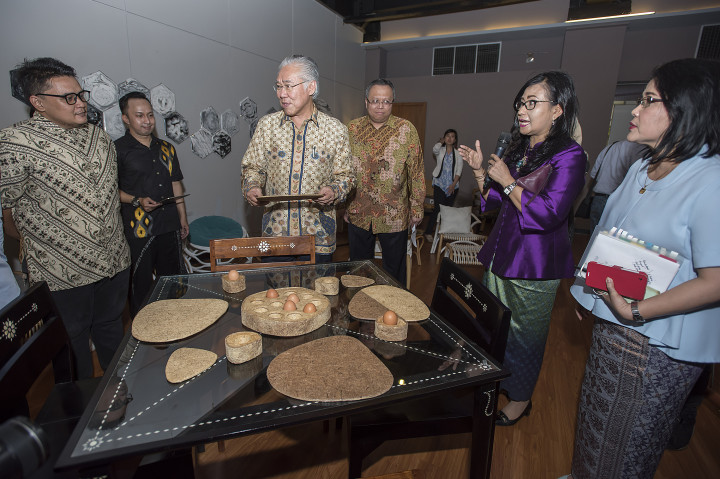 Menteri Perdagangan Enggartiasto Lukita (ketiga kiri) melihat berbagai desain produk furniture yang ada di Indonesia Design Development Centre (IDDC).