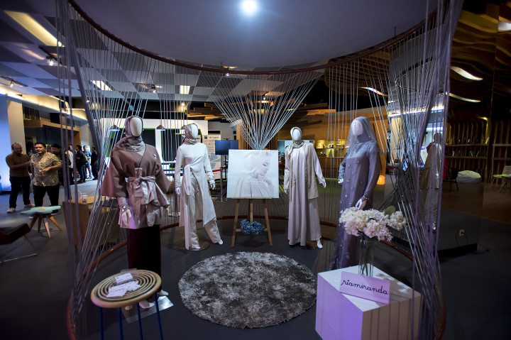 Koleksi-koleksi di salah satu sudut ruang Indonesia Design Development Centre (IDDC).