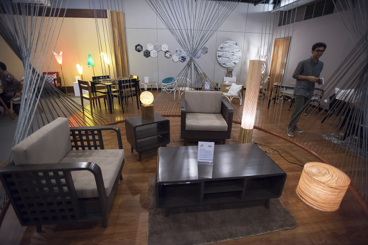 Pengunjung berjalan di salah satu sudut ruang Indonesia Design Development Centre (IDDC).