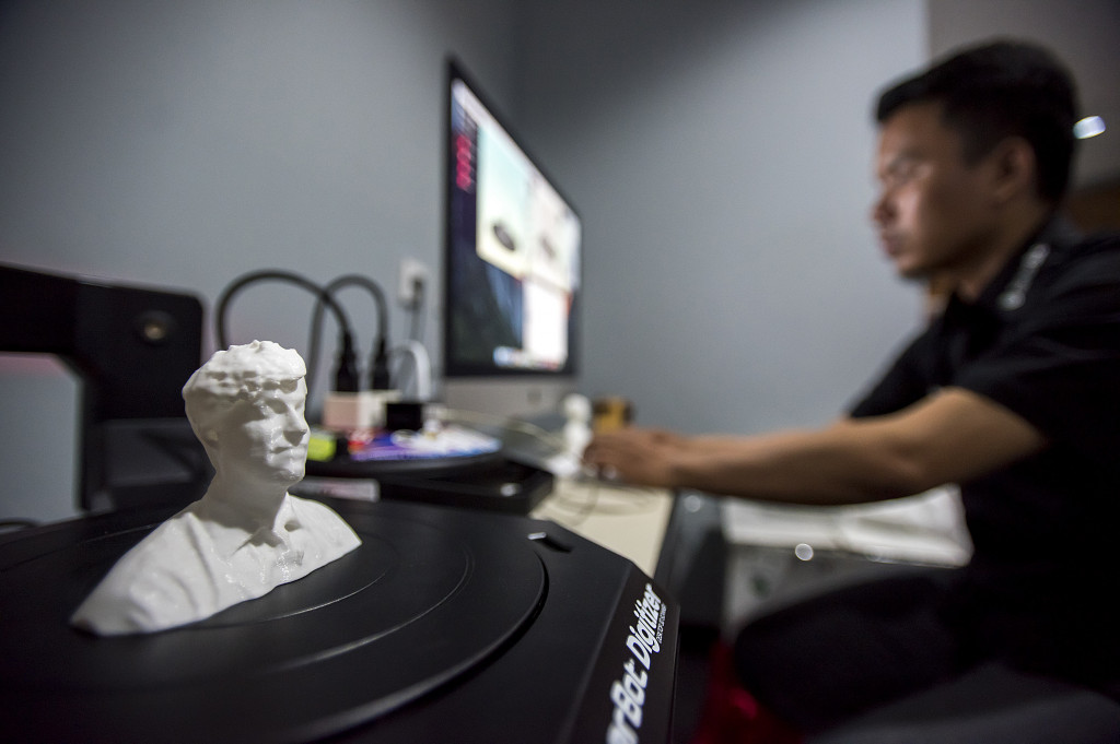 Petugas menyelesaikan pekerjaan desain patung dengan alat cetak tiga dimensi di ruang pelatihan Indonesia Design Development Centre (IDDC).