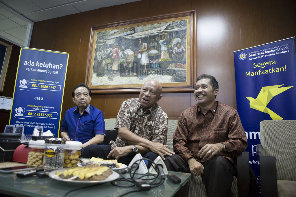 Pendiri Grup Medco Arifin Panigoro (tengah) didampingi Kepala Kantor Wilayah Dirjen Pajak Jakarta Selatan Sakli Anggoro (kanan) dan Wakil Ketua APINDO Suryadi Sasmita memberikan keterangan kepada wartawan usai mengikuti program tax amnesty.