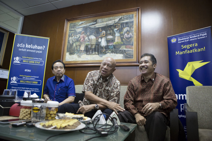 Pendiri Grup Medco Arifin Panigoro (tengah) didampingi Kepala Kantor Wilayah Dirjen Pajak Jakarta Selatan Sakli Anggoro (kanan) dan Wakil Ketua APINDO Suryadi Sasmita memberikan keterangan kepada wartawan usai mengikuti program tax amnesty.