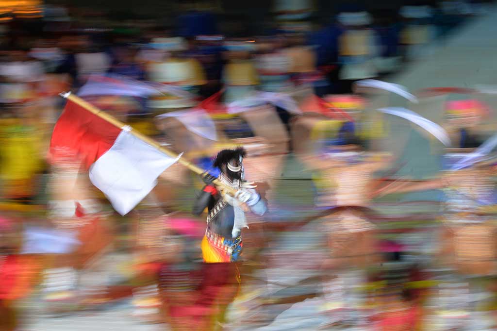 Penari Papua membawa bendera merah putih pada penutupan PON XIX. ANTARA/Wahyu Putro A