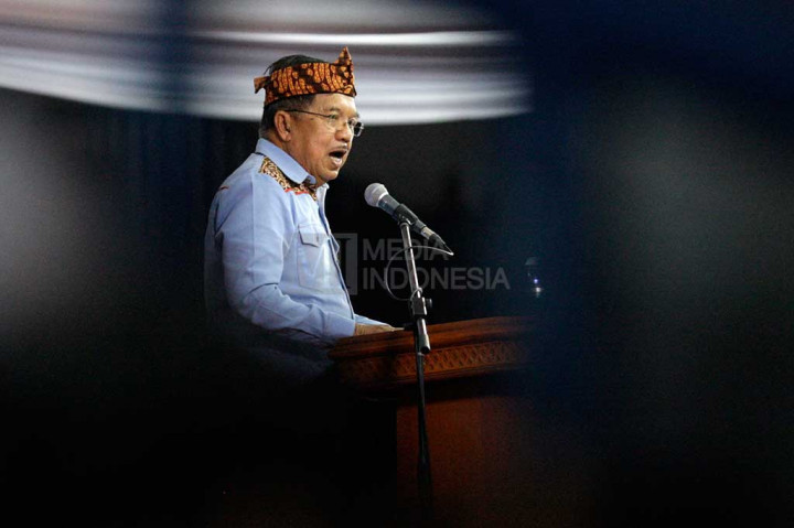 Wakil Presiden Jusuf Kalla memberikan kata sambutann pada upacara penutupan PON. MI/Panca Syurkani