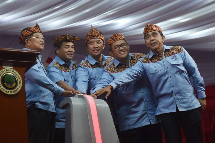Wapres Jusuf Kalla bersama (dari kiri) Ketua DPR Ade Komarudin, Menpora Imam Nahrawi, Gubernur Jabar Ahmad Heryawan dan Ketua KONI Tono Suratman menekan tombol ketika menutup PON XIX. ANTARA/Wahyu Putro A