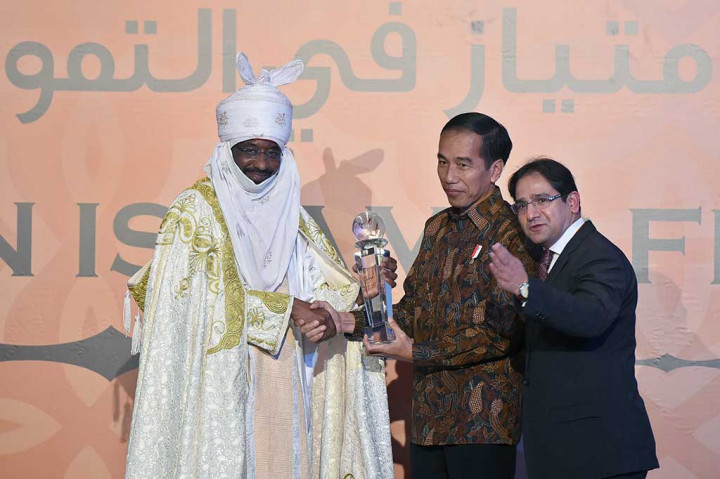 Presiden Joko Widodo menerima penghargaan 'Global Islamic Finance Leadership Award 2016' yang diserahkan mantan Gubernur Bank Sentral Nigeria Muhammadu Sanusi (kiri) didampingi CEO Edbiz Corporation Humayon Dar (kanan)