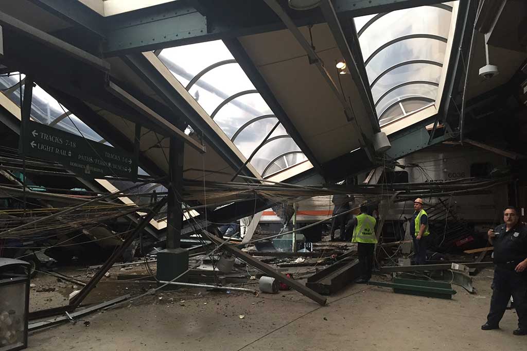 Stasiun Hoboken mengalami kerusakan parah akibat diseruduk kereta komuter yang datang dengan kecepatan tinggi.