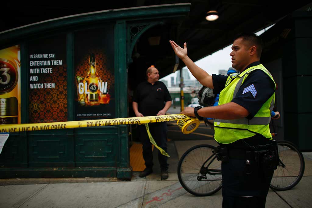 Petugas memasang garis polisi di lokasi kecelakaan kereta komuter.