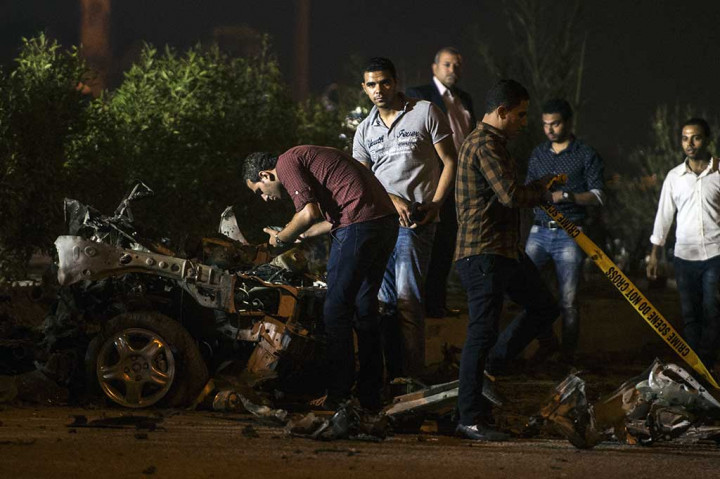 Bom meledak beberapa langkah dari rumah wakil jaksa penuntut umum Zakareya Abdel Aziz di Kairo timur.