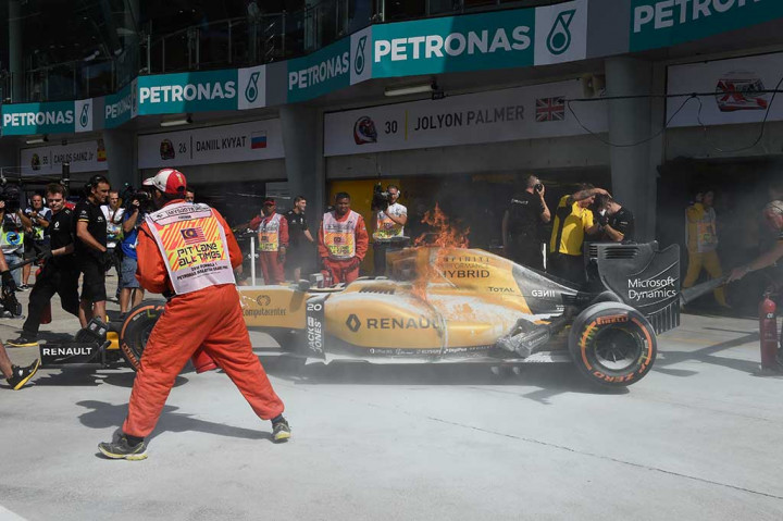 Mobil pembalap Renault Kevin Magnussen tiba-tiba terbakar saat keluar dari garasi untuk mengikuti latihan bebas pertama di Sirkuit Sepang.