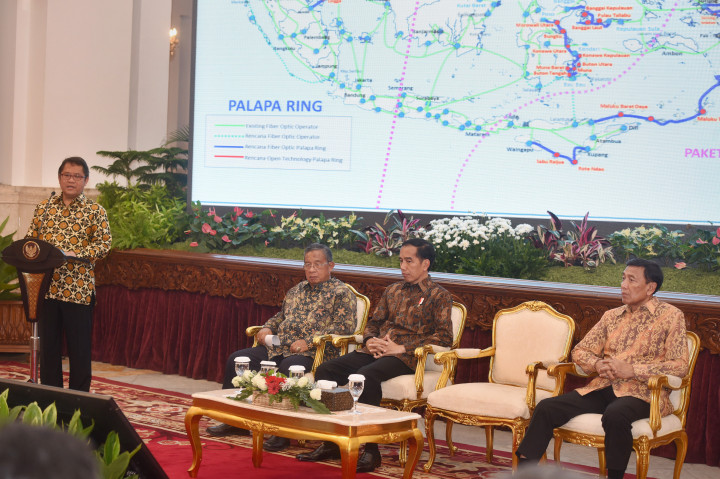 Presiden Jokowi (kedua kanan) bersama Menko Perekonomian Darmin Nasution (kedua kiri) dan Menko Polhukam Wiranto (kanan) menyimak paparan Menkominfo Rudiantara mengenai Proyek Palapa Ring yang dikerjakan PT Palapa Timur Telematika di Istana Negara, Jakarta, Kamis (29/9/2016).