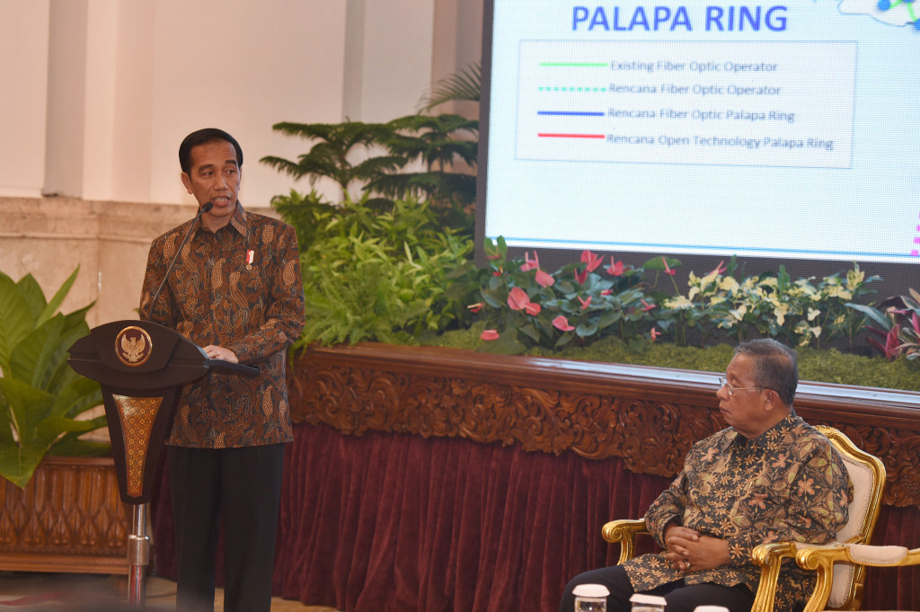 Presiden Jokowi (kiri) bersama Menko Perekonomian Darmin Nasution memberikan arahan pelaksanaan Proyek Palapa Ring yang dikerjakan PT Palapa Timur Telematika di Istana Negara, Jakarta, Kamis (29/9/2016).