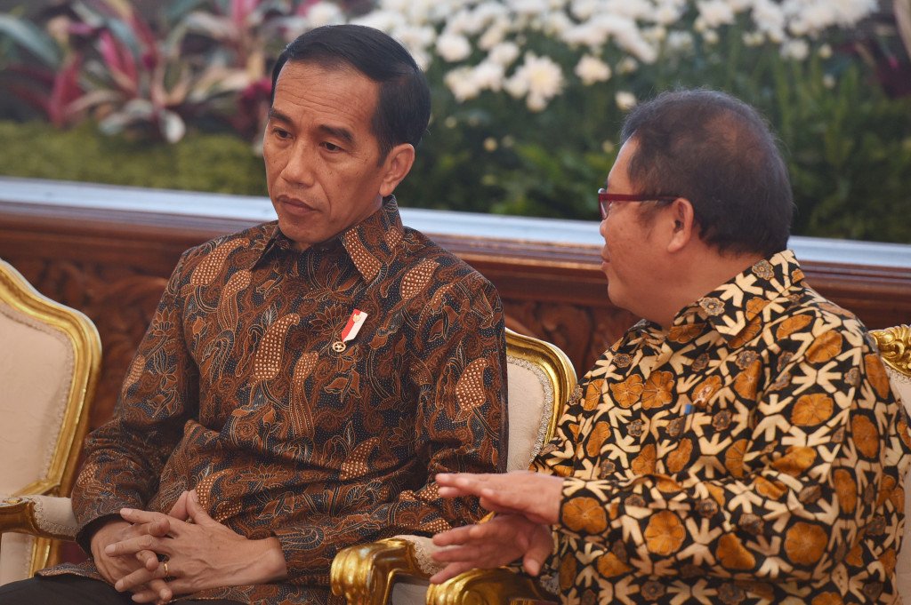 Presiden Jokowi (kiri) berdialog dengan Menkominfo Rudiantara dalam acara