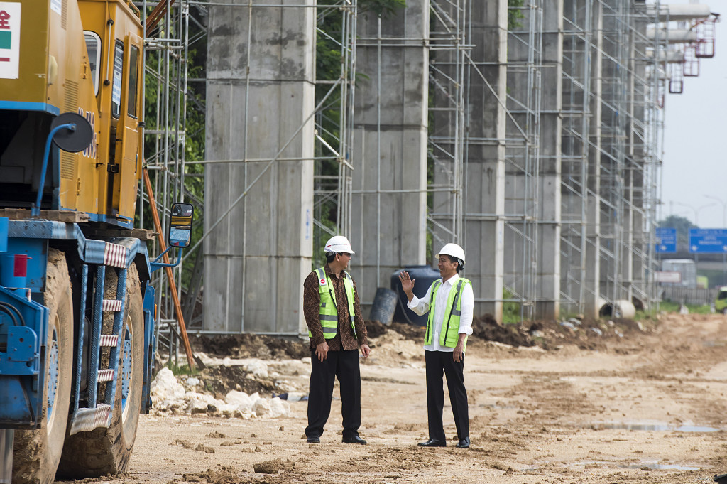 Presiden Joko Widodo berbincang dengan Gubernur DKI Jakarta Basuki Tjahaja Purnama (kiri) saat meninjau perkembangan proyek pembangunan Kereta Api Ringan atau Light Rail Transit (LRT) Jakarta-Bogor-Depok-Bekasi (Jabodebek)