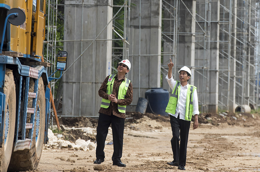 Presiden Joko Widodo berbincang dengan Gubernur DKI Jakarta Basuki Tjahaja Purnama (kiri) saat meninjau perkembangan proyek pembangunan Kereta Api Ringan atau Light Rail Transit (LRT) Jakarta-Bogor-Depok-Bekasi (Jabodebek)