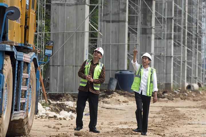 Presiden Joko Widodo berbincang dengan Gubernur DKI Jakarta Basuki Tjahaja Purnama (kiri) saat meninjau perkembangan proyek pembangunan Kereta Api Ringan atau Light Rail Transit (LRT) Jakarta-Bogor-Depok-Bekasi (Jabodebek)