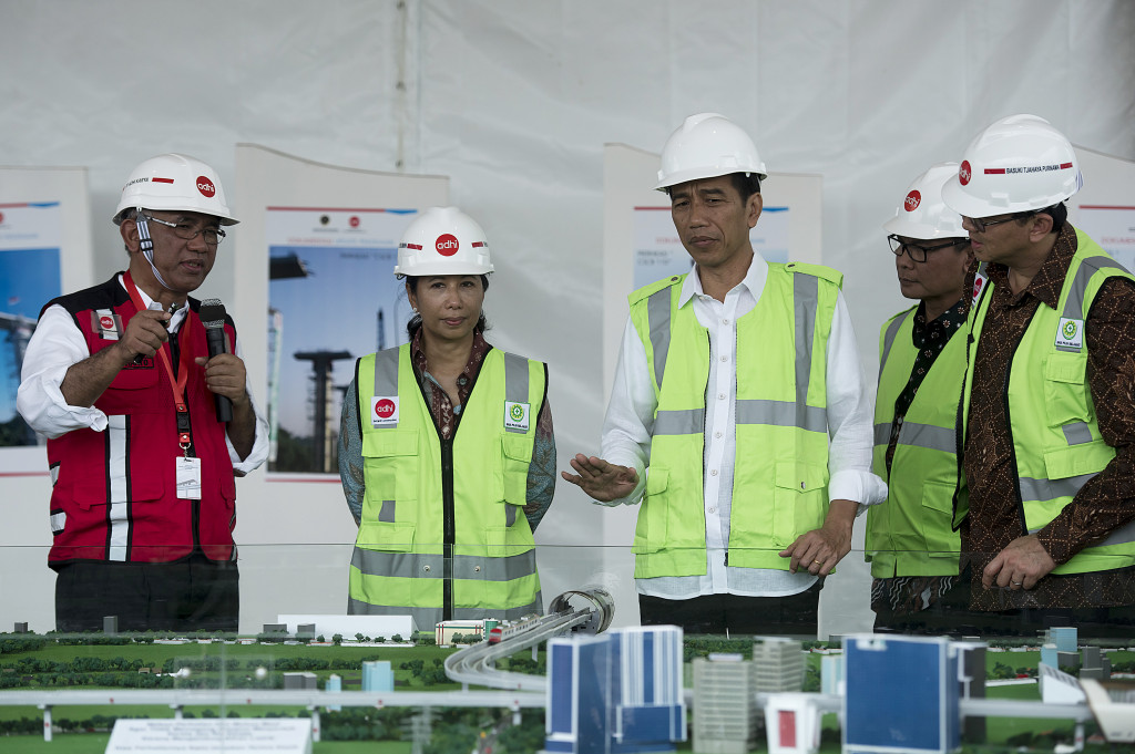 Presiden Joko Widodo didampingi Menteri BUMN Rini Soemarno (kedua kiri), Gubernur DKI Jakarta Basuki Tjahaja Purnama (kanan), Juru Bicara Kepresidenan Johan Budi (kedua kanan), dan Dirut PT Adhi Karya (Persero) Tbk Budi Harto meninjau perkembangan proyek pembangunan Kereta Api Ringan atau Light Rail Transit (LRT) Jakarta-Bogor-Depok-Bekasi (Jabodebek)
