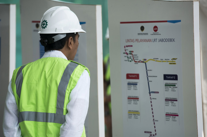 Presiden Joko Widodo meninjau perkembangan proyek pembangunan Kereta Api Ringan atau Light Rail Transit (LRT) Jakarta-Bogor-Depok-Bekasi (Jabodebek) di kawasan Cibubur, Jakarta.