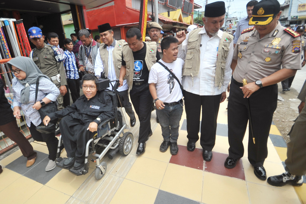 Wali Kota Padang, Mahyeldi Ansharullah (kedua kanan) meninjau trotoar ramah disabilitas di Jalan Permindo, Padang, Sumatera Barat, Jumat (30/9/2016).