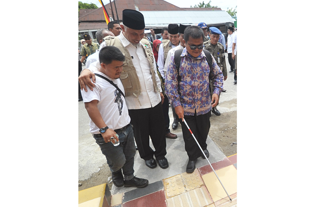 Wali Kota Padang, Mahyeldi Ansharullah (dua kiri) meninjau trotoar ramah disabilitas di Jl Permindo, Padang, Sumatera Barat.