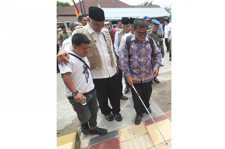 Wali Kota Padang, Mahyeldi Ansharullah (dua kiri) meninjau trotoar ramah disabilitas di Jl Permindo, Padang, Sumatera Barat.