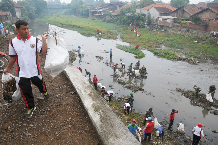 Sejumlah warga dan TNI membersihkan sampah di aliran Sungai Gelis, Kudus, Jawa Tengah, Jumat (30/9/2016)
