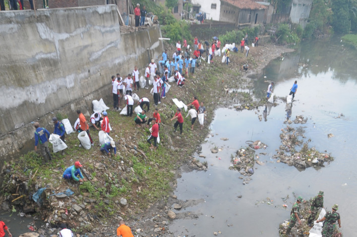 Sejumlah warga membersihkan sampah di aliran Sungai Gelis, Kudus, Jawa Tengah, Jumat (30/9/2016)
