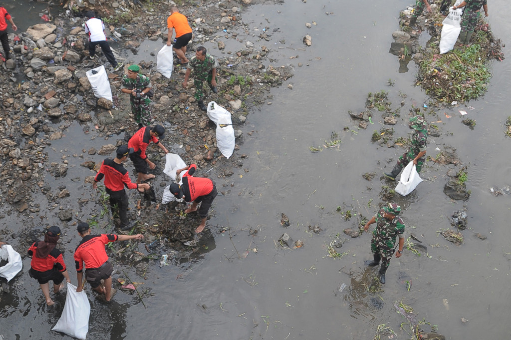 Sejumlah warga dan TNI membersihkan sampah di aliran Sungai Gelis, Kudus, Jawa Tengah, Jumat (30/9/2016)