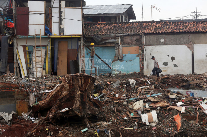 Warga membongkar sendiri rumah mereka yang berada di RW.10 kawasan Bukit Duri, Jakarta.