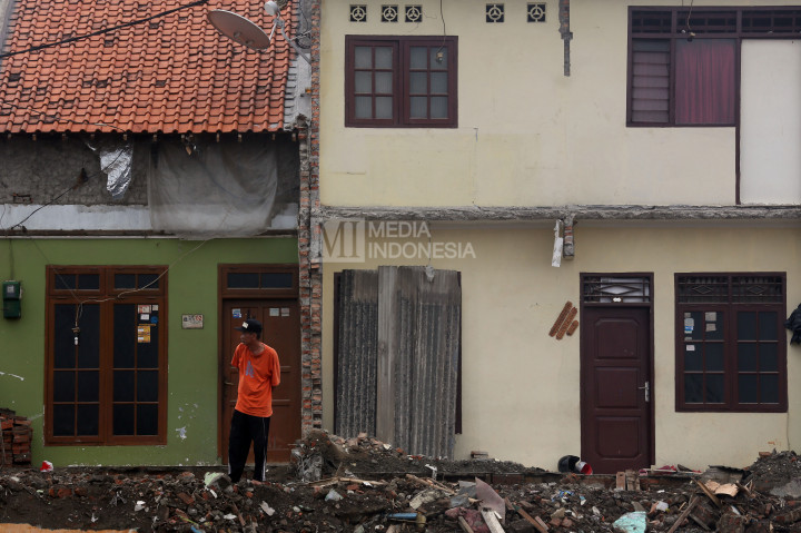Warga berdiri di dekat bongkaran rumah mereka yang berada di RW.10 kawasan Bukit Duri, Jakarta.