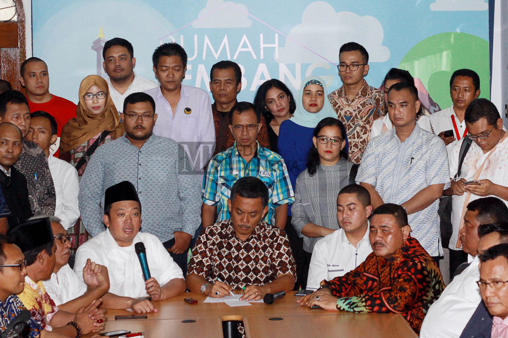 Ketua DPRD DKI Jakarta Prasetio Edi Marsudi (tengah), bersama DPP Partai Golkar Nusron Wahid (kiri) dan Sekretaris DPW Partai NasDem DKI Jakarta Wibi Adriano (kedua kanan) memberikan konferensi pers terkait ketua tim pemenangan Ahok - Djarot di Rumah Lembang, Rumah Pemenangan Ahok-Djarot, Menteng, Jakarta.