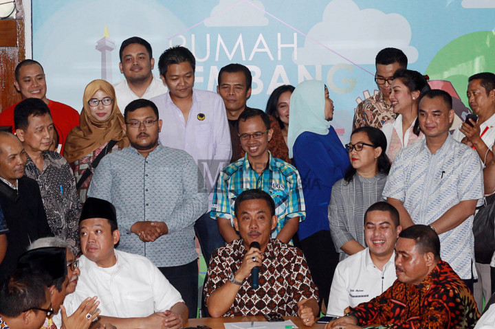 Ketua DPRD DKI Jakarta Prasetio Edi Marsudi (tengah), bersama DPP Partai Golkar Nusron Wahid (kiri) dan Sekretaris DPW Partai NasDem DKI Jakarta Wibi Adriano (kedua kanan) memberikan konferensi pers terkait ketua tim pemenangan Ahok - Djarot di Rumah Lembang, Rumah Pemenangan Ahok-Djarot, Menteng, Jakarta.