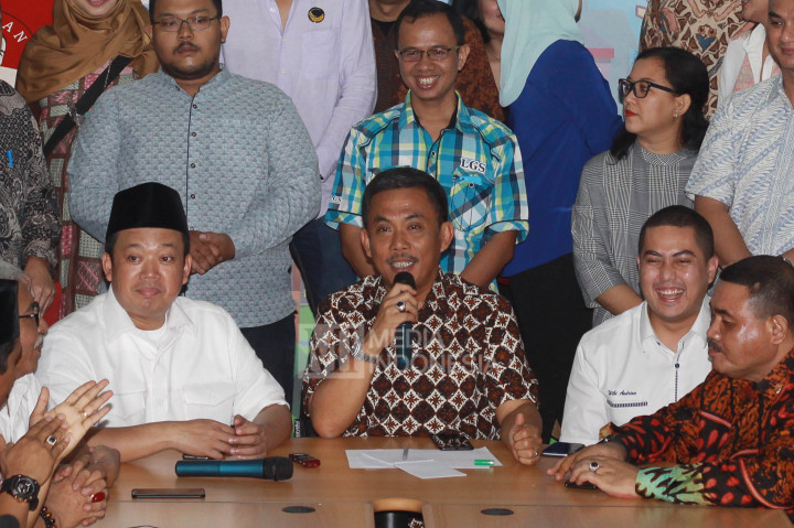 Ketua DPRD DKI Jakarta Prasetio Edi Marsudi (tengah), bersama DPP Partai Golkar Nusron Wahid (kiri) dan Sekretaris DPW Partai NasDem DKI Jakarta Wibi Adriano (kedua kanan) memberikan konferensi pers terkait ketua tim pemenangan Ahok - Djarot di Rumah Lembang, Rumah Pemenangan Ahok-Djarot, Menteng, Jakarta.